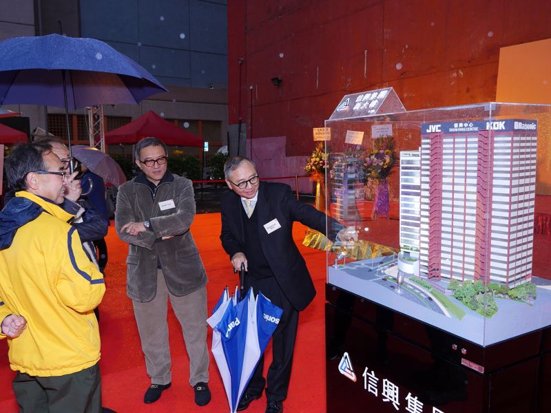 日本駐港副總領事井川原賢先生(右一)撥冗出席信興集團新大樓工程啟動酒會，集團主席兼行政總裁蒙德揚先生深表謝意。